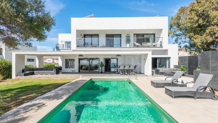 Modern villa with sea views for sale in Sotograde, South of Spain