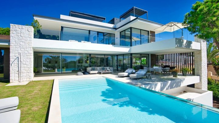 Beach luxury villa for sale in Marbella East