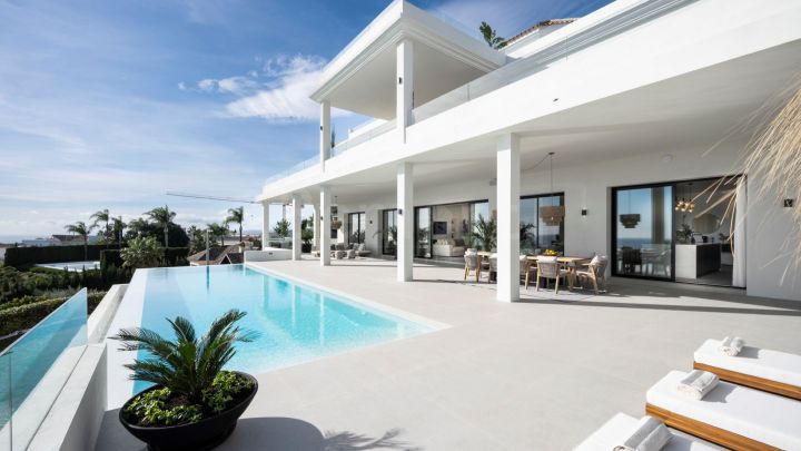 8-Bedroom luxury villa for sale in Marbella West