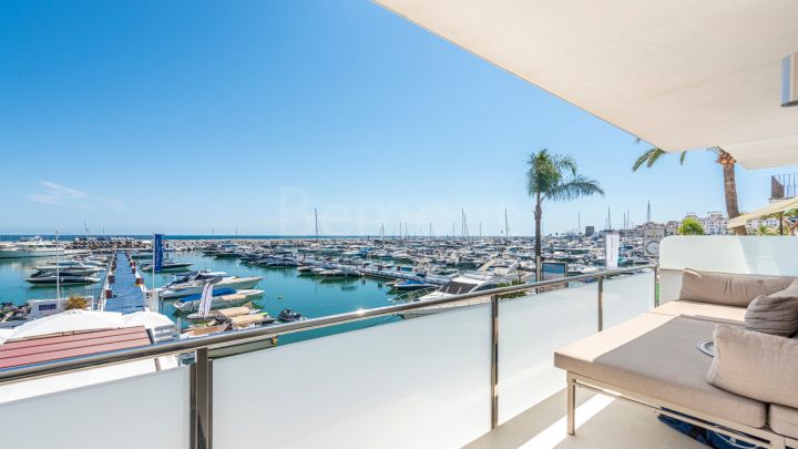 Modern apartment for sale in Puerto Banús, Marbella