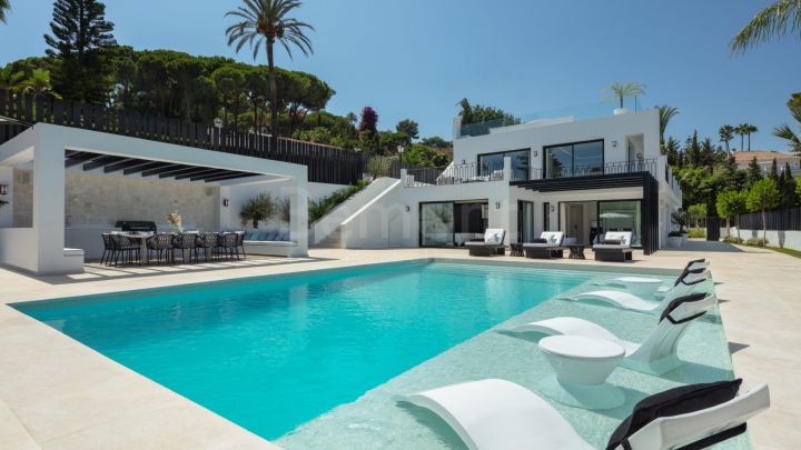 Luxury 5-bedroom golf villa for sale in Nueva Andalucia