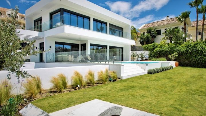 Luxury front line golf villa for sale in La Alqueria, Marbella West