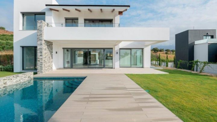 Front line golf villa for sale in Marbella East