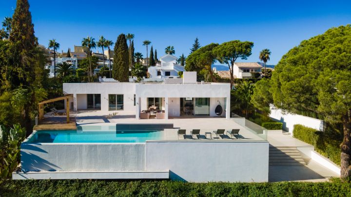 Frontline golf villa with outstanding views for sale in Nueva Andalucia, Marbella