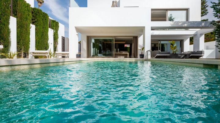 Contemporary beach side villa for sale in Marbella Golden Mile
