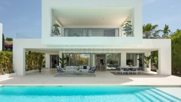 Contemporary villa for sale in Los Olivos, Nueva Andalucia