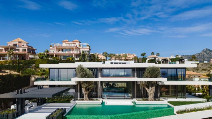 Luxury front line golf villa for sale in Los Flamingos Golf, Marbella West