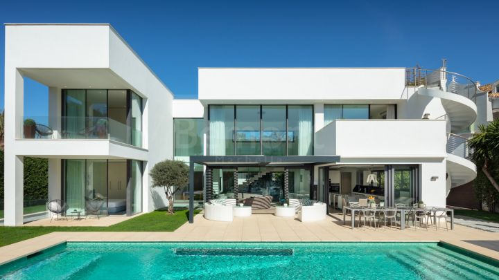 Beach side luxury villa for sale in Marbella