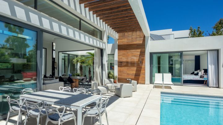 Modern 4-bedroom villa for sale in Atayala Golf, Marbella West
