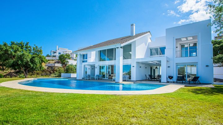 Modern villa with sea views for sale in La Mairena