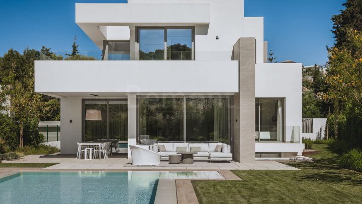Contemporary luxury villa for sale in El Paraiso, Marbella West