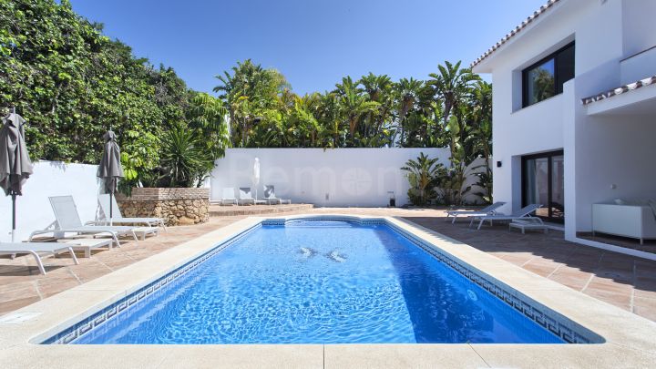 4 Bedroom luxury beachside villa for sale in Marbella East, Costa del Sol