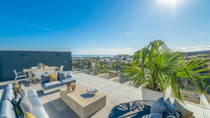 Modern penthouse with solarium for sale in Estepona, Marbella West