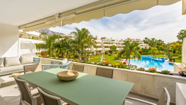 Front line golf apartment for sale in Nueva Andalucia