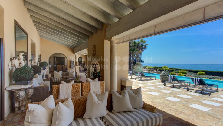Imposing first line beach villa in sought after location - Villa for rent in Los Monteros, Marbella East