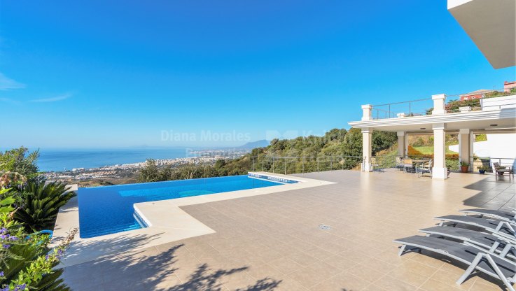 Villa con vistas al mar en Altos de Los Monteros - Villa en venta en Los Altos de los Monteros, Marbella Este