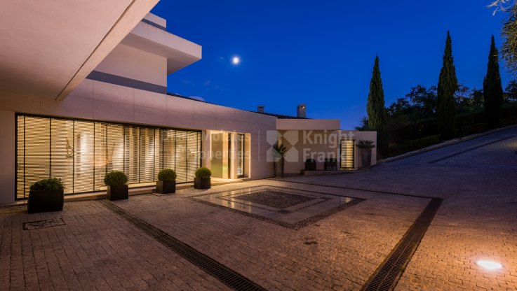 Villa Moderna con vistas Panorámicas del Mediterraneo - Villa en venta en La Zagaleta, Benahavis