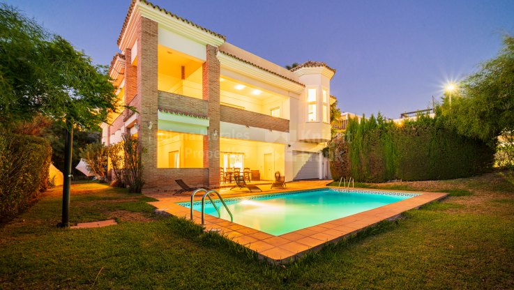 Villa con vistas panorámicas al mar - Villa en venta en La Alqueria, Benahavis