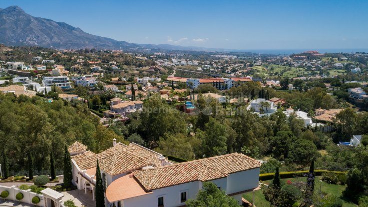 Inmaculate villa within gated community - Villa for sale in El Herrojo, Benahavis
