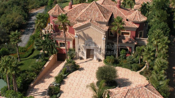 Exceptional Villa in Gated Estate - Villa for sale in Los Picos, Marbella Golden Mile