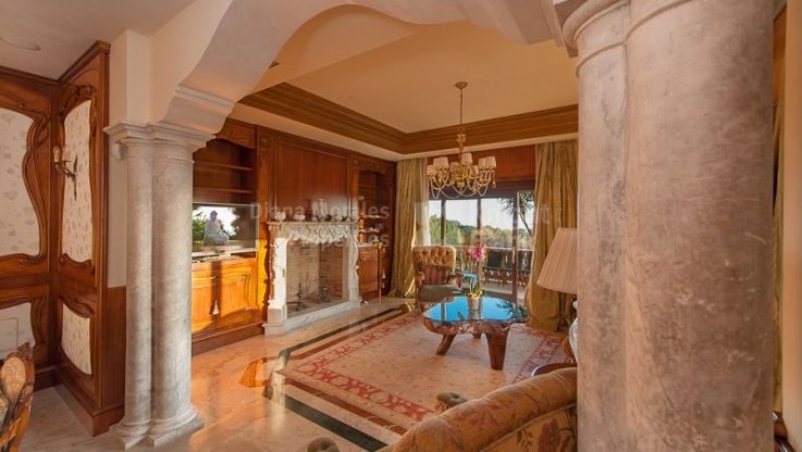 Excepcional villa en comunidad cerrada - Villa en venta en Los Picos, Marbella Milla de Oro