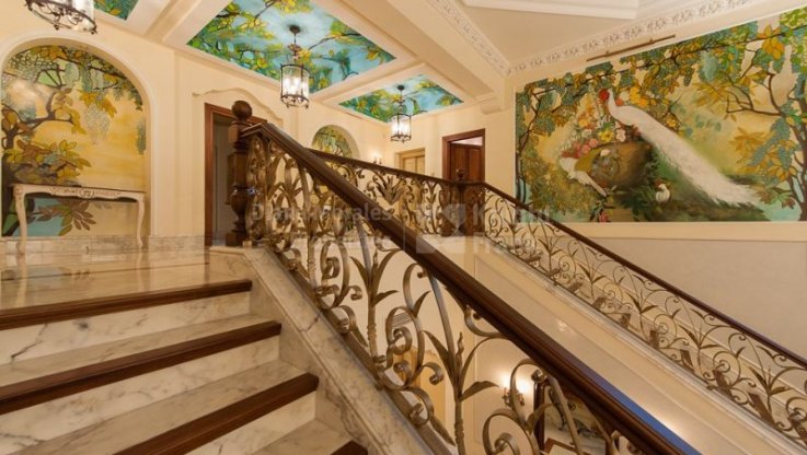 Exceptional Villa in Gated Estate - Villa for sale in Los Picos, Marbella Golden Mile