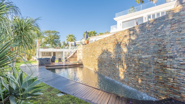 Villa con vistas panorámicas al mar y apartamento de invitados - Villa en venta en Hacienda las Chapas, Marbella Este