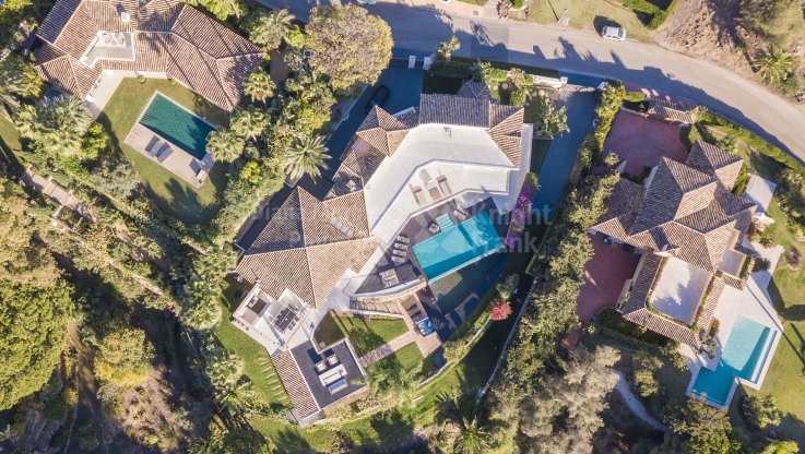 Villa con vistas panorámicas al mar y apartamento de invitados - Villa en venta en Hacienda las Chapas, Marbella Este