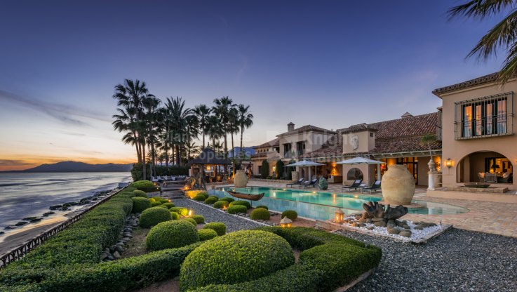 Imposing Beachfront Villa in Sought After Location - Villa for sale in Los Monteros, Marbella East