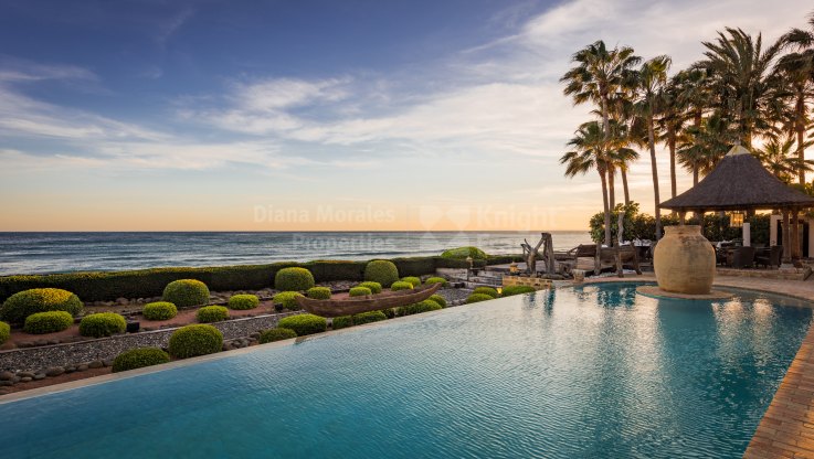 Imposing Beachfront Villa in Sought After Location - Villa for sale in Los Monteros, Marbella East