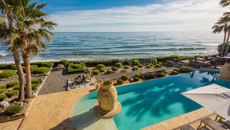 Beeindruckende Strand-Villa in begehrter Lage - Villa zum Verkauf in Los Monteros, Marbella Ost