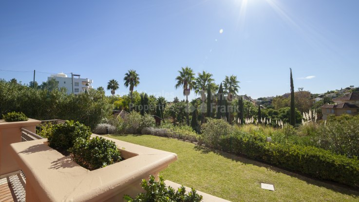 Gran Apartamento Planta Baja a Jardin en Alquiler Large Temporada en Río Real Golf - Apartamento Planta Baja en alquiler en Altamira, Marbella Este