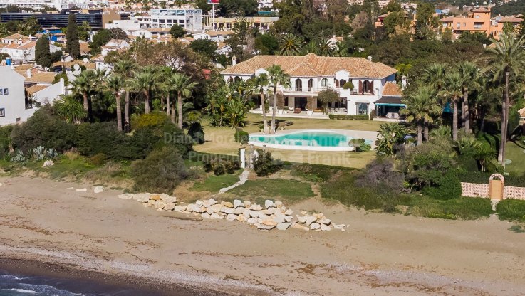Mágnifica casa en primera línea de playa - Villa en venta en Paraiso Barronal, Estepona