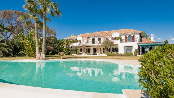 Magnificent Beachfront Villa - Villa for sale in Paraiso Barronal, Estepona