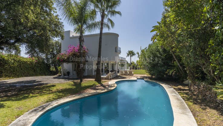 Villa en urbanización cerrada y segura en la Milla de Oro - Villa en venta en Altos Reales, Marbella Milla de Oro