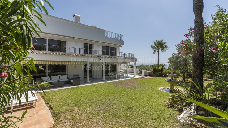 Villa dans un quartier résidentiel fermé, très proche du centre de Marbella. - Villa à vendre à Altos Reales, Marbella Golden Mile