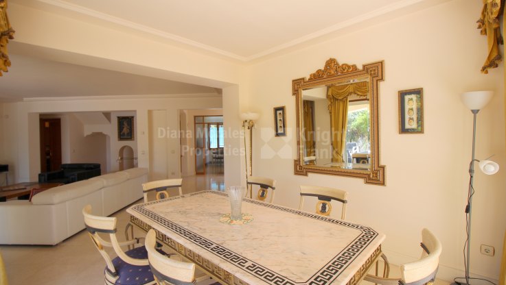 Villa a escasos metros de la playa - Villa en venta en Las Chapas, Marbella Este