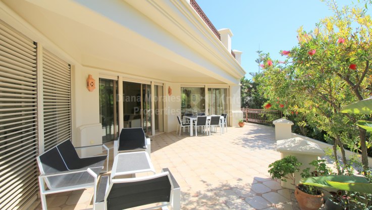 Villa a escasos metros de la playa - Villa en venta en Las Chapas, Marbella Este
