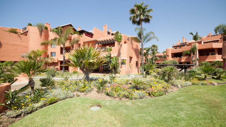 Bajo en Excepcional Ubicación Frente a la Playa - Apartamento Planta Baja en venta en Los Monteros, Marbella Este