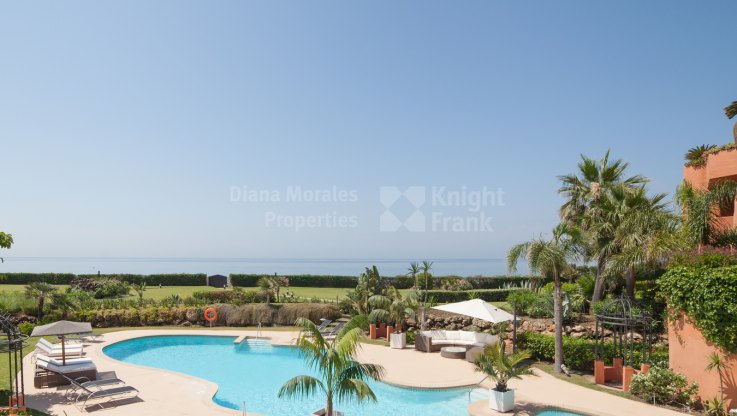 Bajo en Excepcional Ubicación Frente a la Playa - Apartamento Planta Baja en venta en Los Monteros, Marbella Este