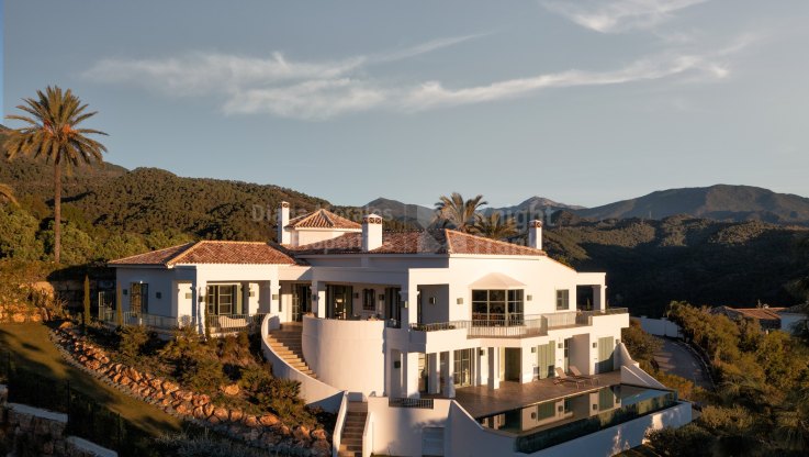 Schönes andalusisches Haus - Villa zum Verkauf in El Madroñal, Benahavis