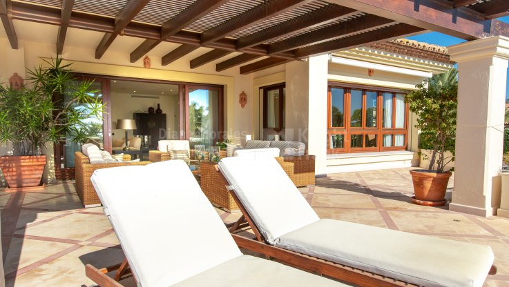 Apartamento en la playa rodeado de jardines tropicales - Atico Duplex en venta en Los Monteros Playa, Marbella Este