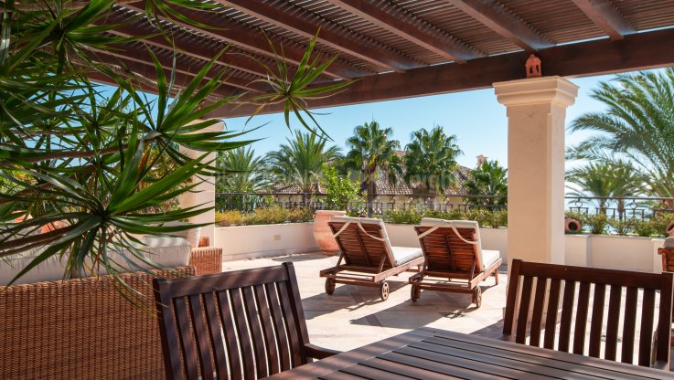 Wohnung am Strand, umgeben von tropischen Gärten - Zweistöckiges Penthouse zum Verkauf in Los Monteros Playa, Marbella Ost
