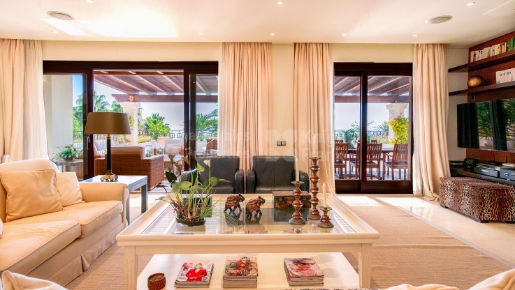 Wohnung am Strand, umgeben von tropischen Gärten - Zweistöckiges Penthouse zum Verkauf in Los Monteros Playa, Marbella Ost