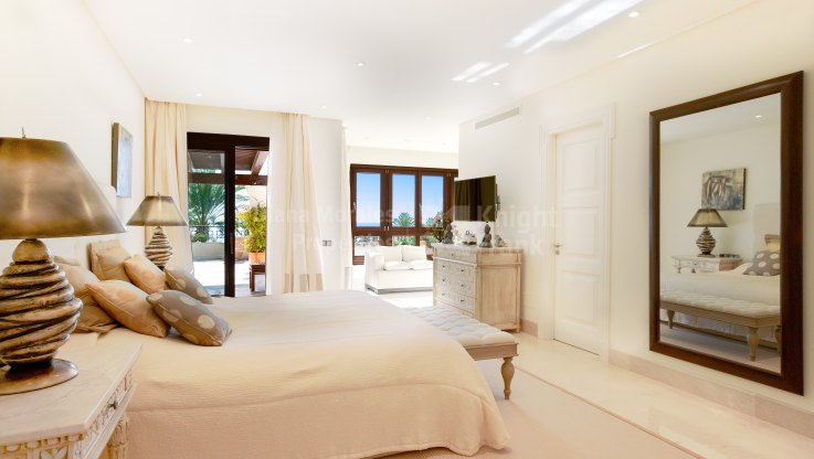 Apartamento en la playa rodeado de jardines tropicales - Atico Duplex en venta en Los Monteros Playa, Marbella Este