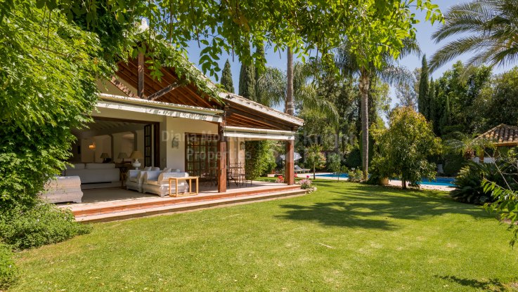 Preciosa casa de estilo tradicional en primera linea de golf - Villa en venta en Las Brisas, Nueva Andalucia
