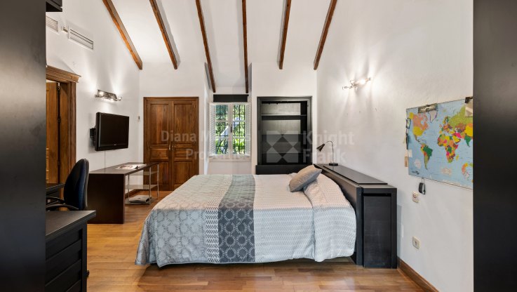 Preciosa casa de estilo tradicional en primera linea de golf - Villa en venta en Las Brisas, Nueva Andalucia