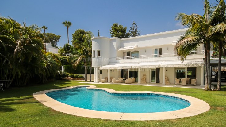 Villa rénovée dans une communauté fermée avec sécurité 24 heures sur 24 - Villa à vendre à Altos Reales, Marbella Golden Mile