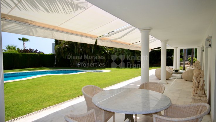 Villa reformada en en comunidad cerrada con seguridad 24 horas - Villa en venta en Altos Reales, Marbella Milla de Oro