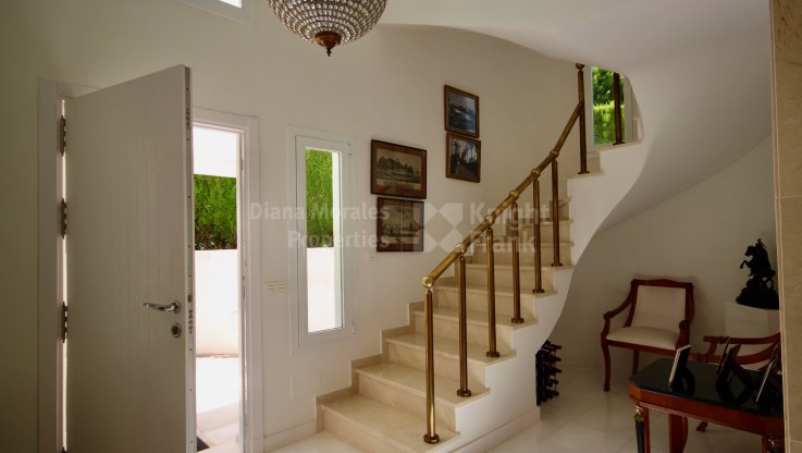 Renovierte Villa in einer bewachten Wohnanlage mit 24 Stunden Sicherheit - Villa zum Verkauf in Altos Reales, Marbella Goldene Meile